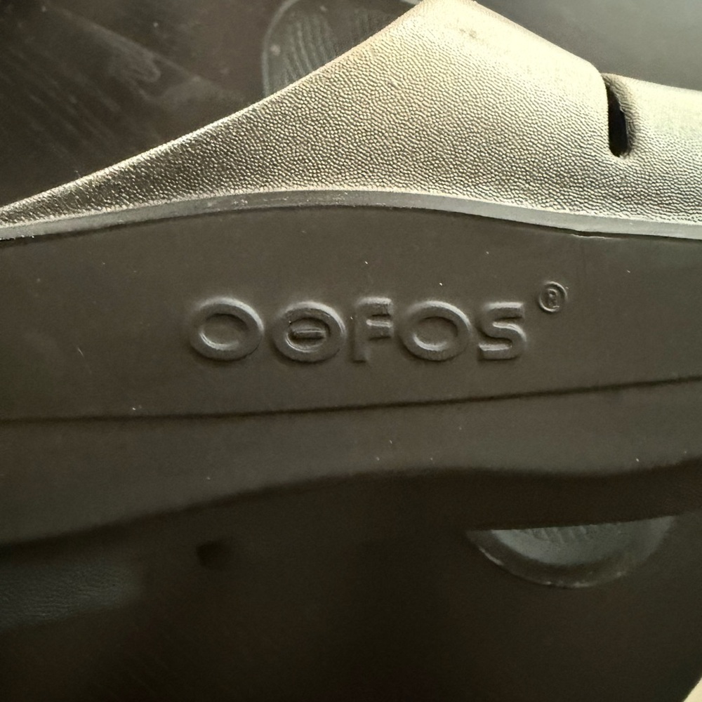 Oofos women’s size 9